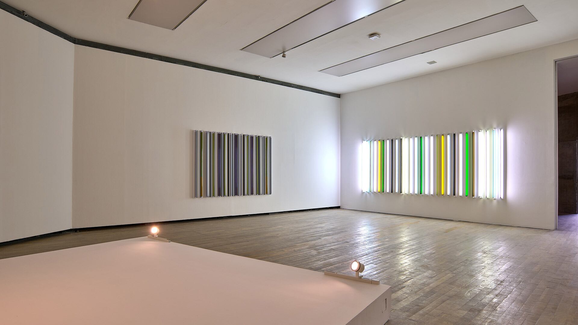 En la sala 4, tres obras de Robert Irwin vuelven a poner el énfasis en lo lumínico