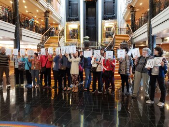 Los pasajeros se manifestaron en el interior del navío debido al constante cambio de planes (Foto: Especial)