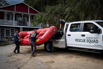 La devastación en el oeste de Carolina del Norte causa cierres viales masivos. (REUTERS/Marco Bello)