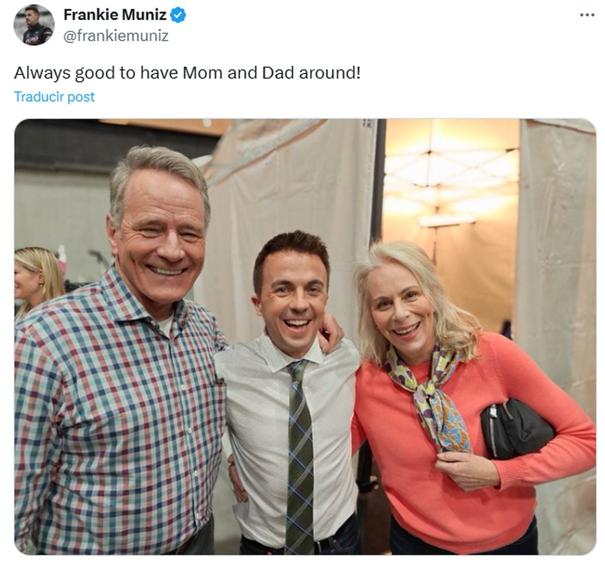 Frankie Muniz publicó una imagen junto a Bryan Cranston y Jane Kaczmarek durante el rodaje del revival de