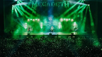 El público encendió bengalas y acompañó cada tema, creando un ambiente cargado de energía y nostalgia. Foto: Premium Comunicaciones