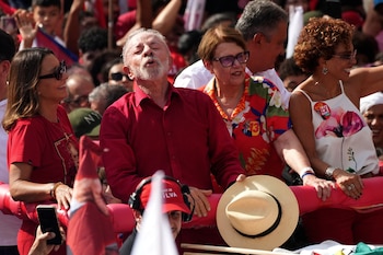 El presidente brasileño Luiz Inácio Lula da Silva, que desea ser reelegido, participa en un acto de campaña el viernes 16 de octubre de 2026, en Juiz de Fora, estado de Minas Gerais, Brasil (AP/Silvia Izquierdo)
