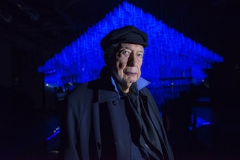 Julio Le Parc con su "Mobile Rombo Colón", en 2019. (Cortesía de Teatro Colón)