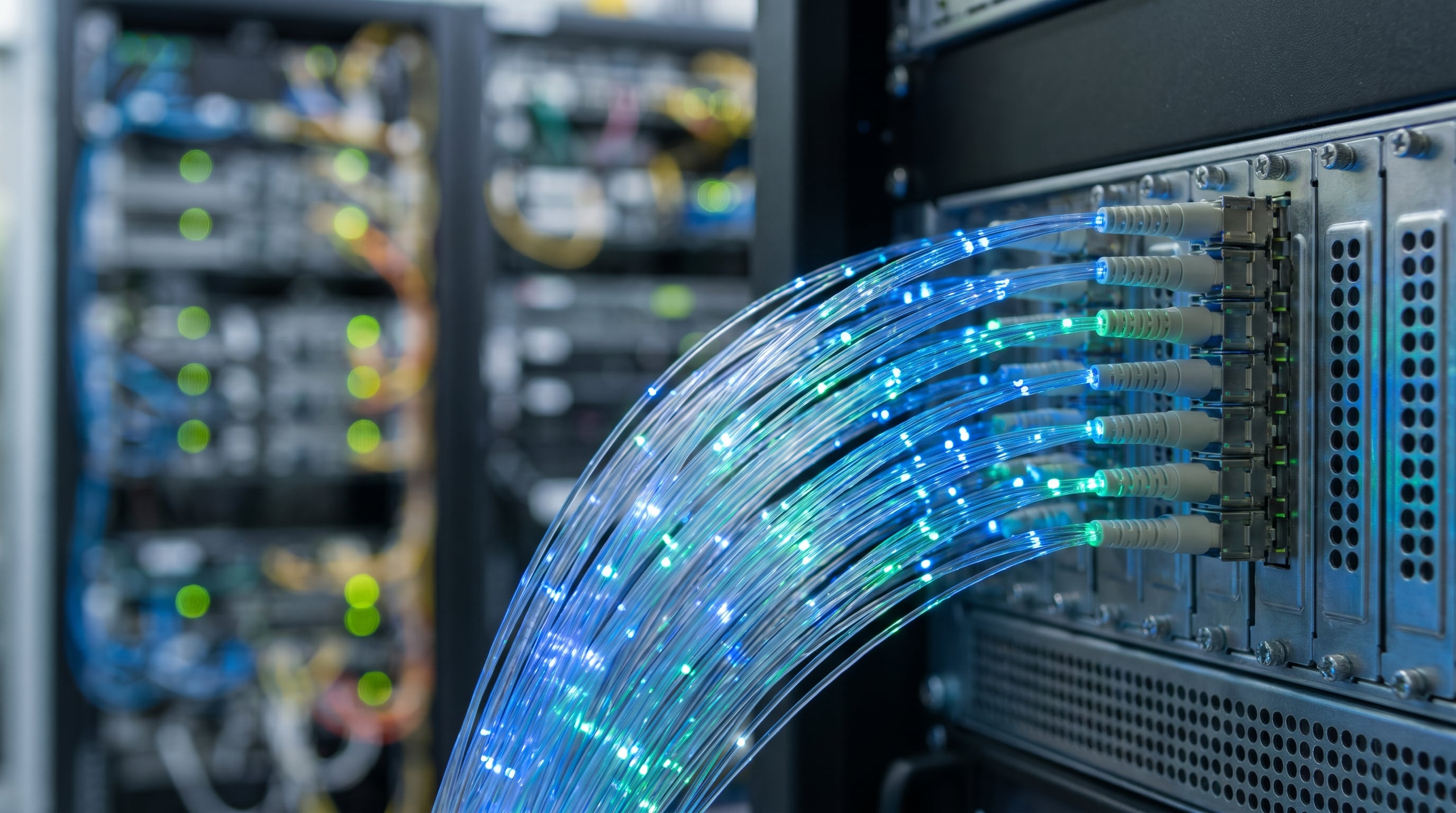 La fibra óptica permite el envío de múltiples flujos de información por un mismo canal sin incrementar el volumen del cableado (Imagen Ilustrativa Infobae)