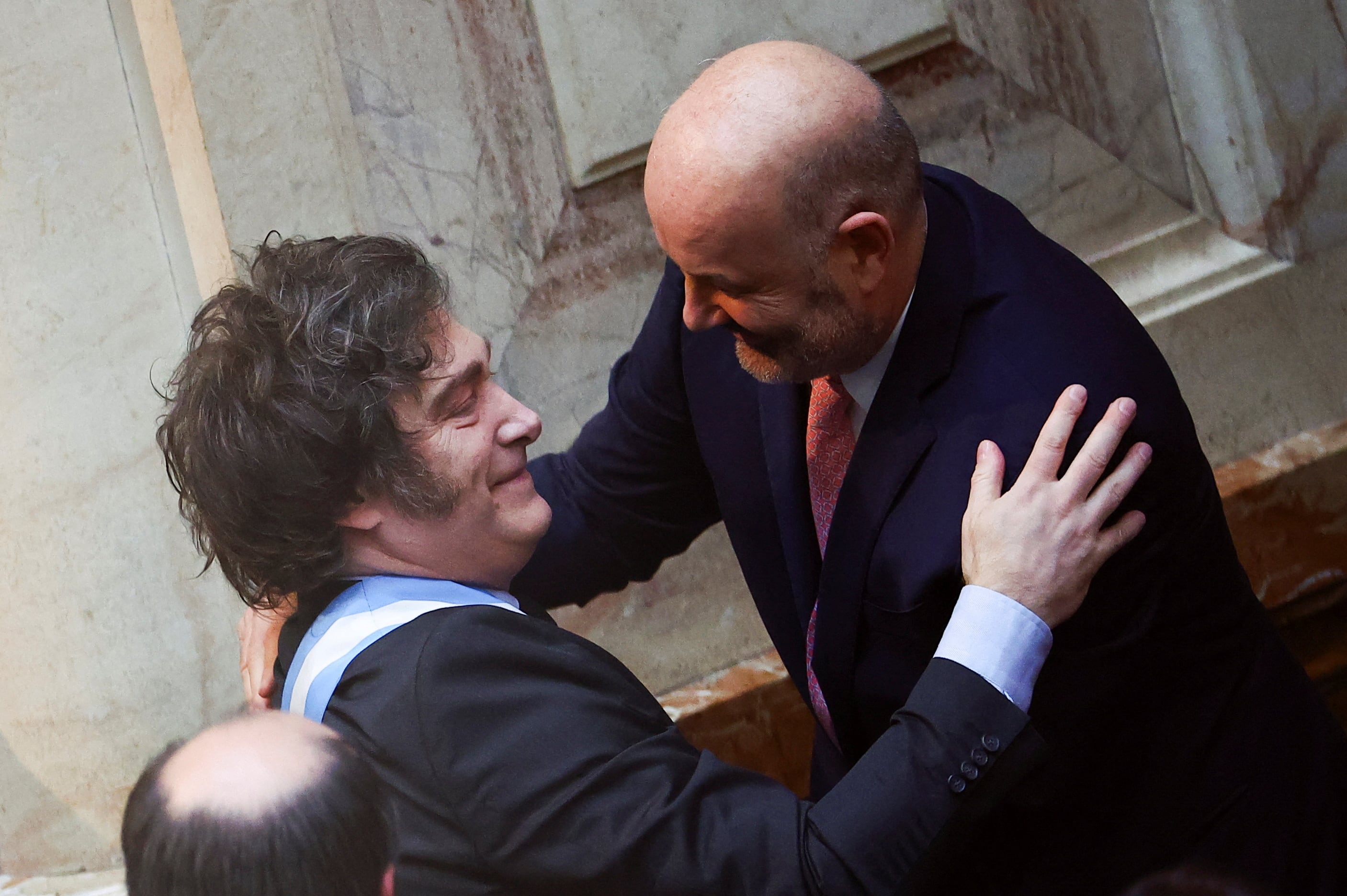 Federico Sturzenegger junto a Javier Milei