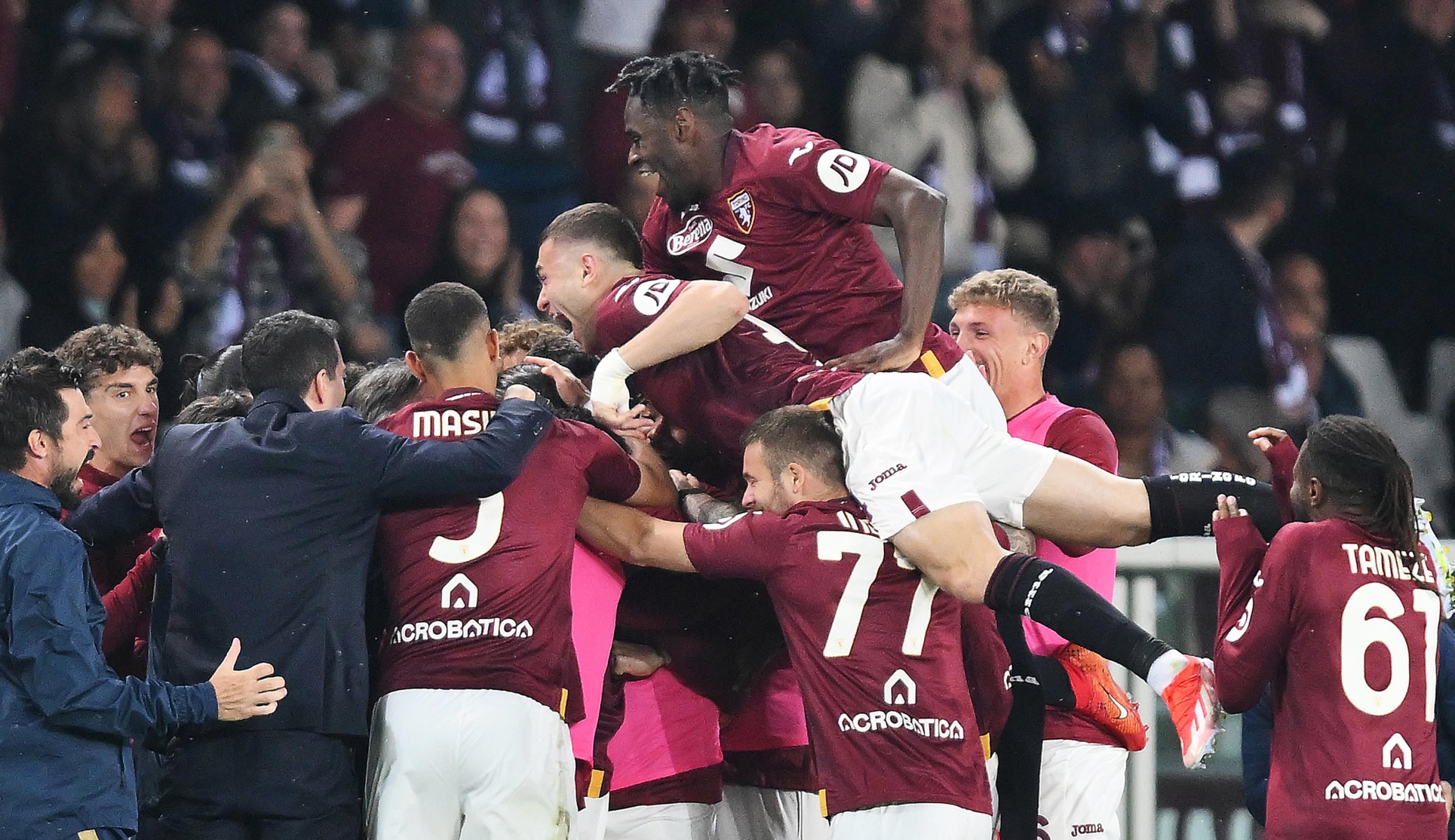 La delegación de Torino celebrando un gol en el 3-1 ante Milán de Italia-crédito Alessandro Di Marco/EFE-EPA