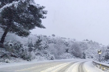 La nieve cubre la carretera