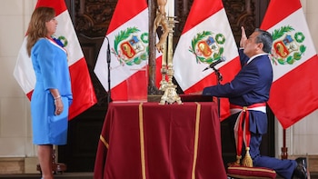 Dina Boluarte y Gustavo Adrianzén cuando este último juró como primer ministro. (Foto: Andina)