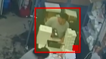Imágenes de seguridad muestran cómo el trabajador sella el paquete con celulares robados antes de salir del local.
Captura de pantalla: Cuarto Poder