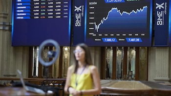 El Ibex 35 abre con una caída del 0,2% pero mantiene los 18.300 puntos, con el petróleo al alza