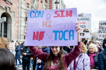 (Foto de ARCHIVO) Manifestante porta pancarta con lema 'Con o sin ropa, mi cuerpo no se toca' durante la manifestación organizada por el Movimiento Feminista de Madrid por el 8M, a 8 de marzo de 2026, en Madrid (España).