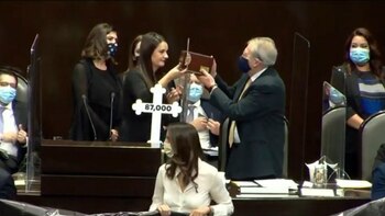 Entregan urna de cenizas