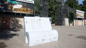 Madrid llena sus calles de ‘bancos-libro’ con los que descubrir las librerías de sus barrios: estas son todas las ubicaciones donde puedes encontrarlos