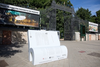 Un banco con forma de libro junto al Parque de El Retiro, en Madrid.