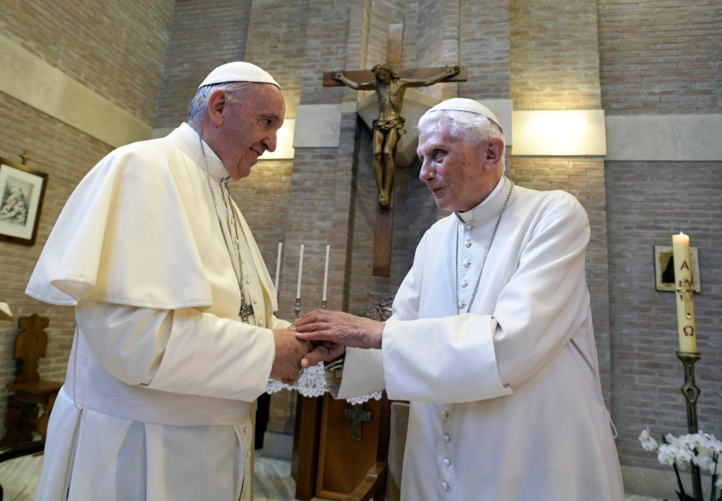 El papa Francisco con su predecesor, el papa Benedicto XVI, en el Vaticano, el 28 de junio de 2017 (L