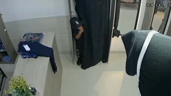 El menor notó que la vendedora estaba distraída antes de salir del probador a saquear la caja registradora - crédito @ColombiaOscura/ X