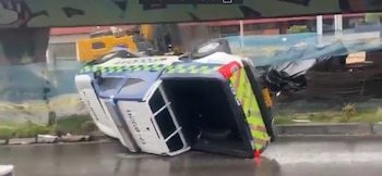 Patrulla de la Policía volcada en la avenida Caracas con calle 76, en Chapinero, tras accidente que bloqueó el carril exclusivo de TransMilenio y afectó la movilidad en Bogotá - crédito SVCNOTICIAS/X