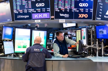 Comerciantes trabajan en la campana