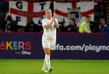 ARCHIVO - La delantera inglesa Beth Mead durante el partido contra Suecia por las semifinales de la Eurocopa femenina, el 26 de julio de 2023, en Sheffield, Inglaterra. (AP Foto/Jon Super)