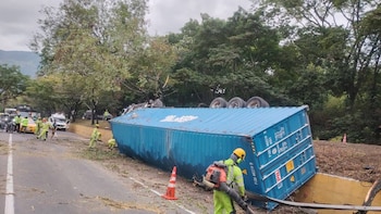 Camión se volcó en la