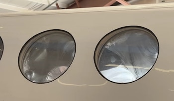 En el interior del avión había marcas físicas en la sección central. Crédito: Pie de Nota