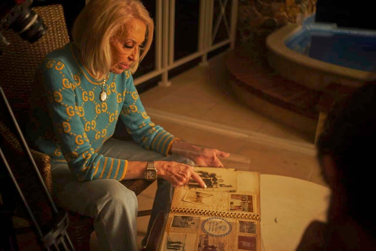 Esta imagen publicada por ViX muestra a la personalidad de televisión Laura Bozzo durante el rodaje del documental