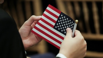La mayoría de las green cards en EE. UU. se otorgan a inmigrantes que ya residen en el país, según un análisis