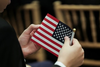 El ajuste de estatus permite que inmigrantes con presencia legal y temporal en Estados Unidos obtengan la residencia permanente sin salir del territorio (REUTERS/Kent J Edwards).