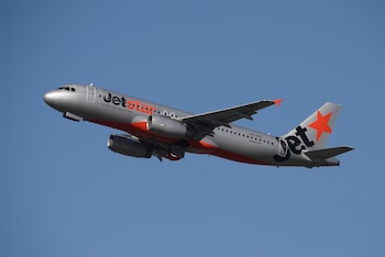 La nueva política de equipaje de mano de Jetstar permitirá gratis solo un artículo personal pequeño que debe ir bajo el asiento delantero. (REUTERS/Loren Elliott)