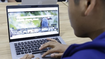 Un aula tecnológica para 151 niños en Independencia: la brecha digital también se juega fuera del colegio