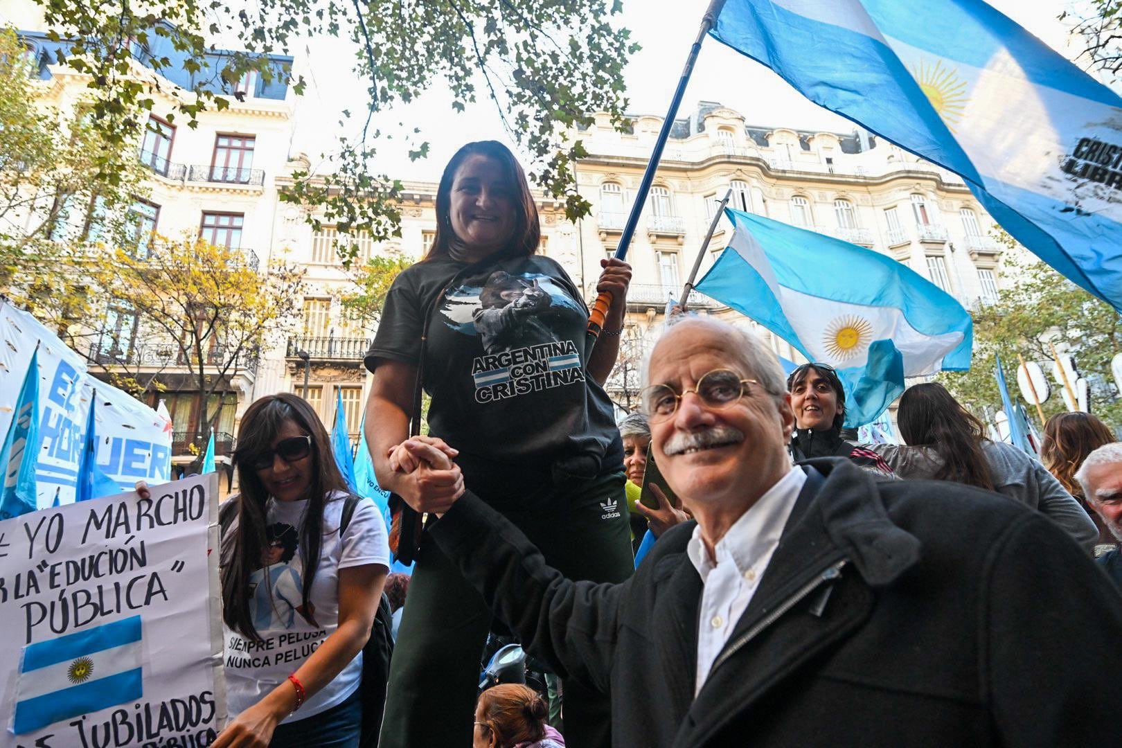 Jorge Taiana se fotografió con militantes en la Marcha Federal Universitaria