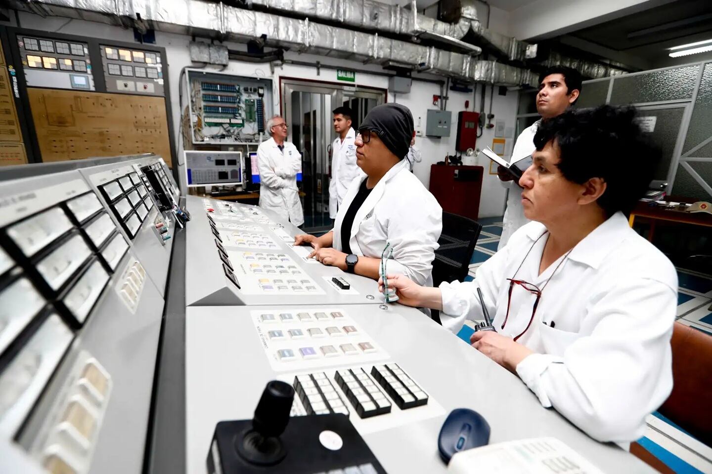 Personal del Instituto Peruano de Energía Nuclear (IPEN) opera los controles de la Central Nuclear del Perú