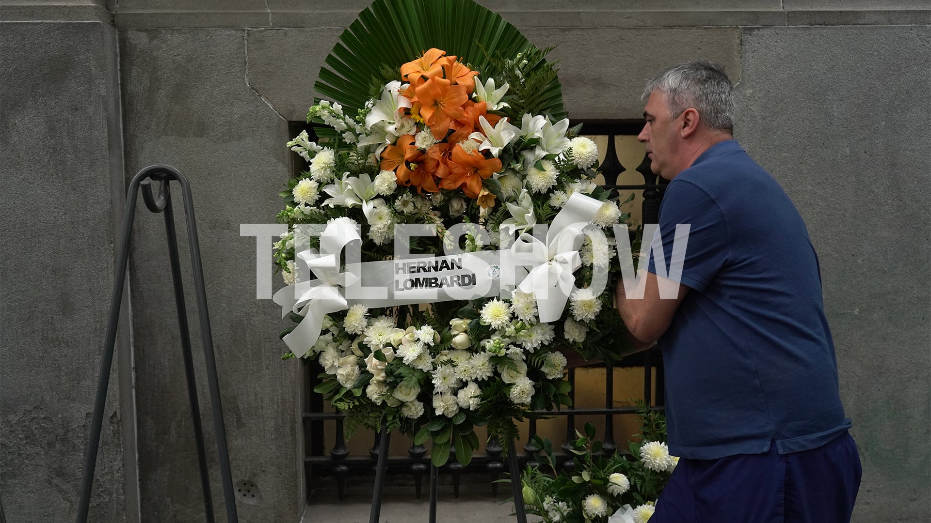 A medida que avanzaba el velatorio, las coronas de flores comenzaron a aparecer en las cercanías a la Legislatura porteña