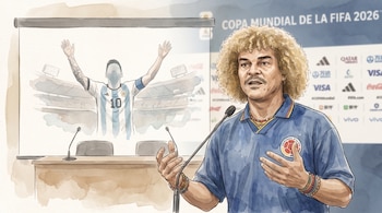 Carlos Valderrama en conferencia con micrófonos. Una pantalla proyecta a Messi en camiseta Argentina en estadio. Fondo: Copa Mundial FIFA 2026 y logos.