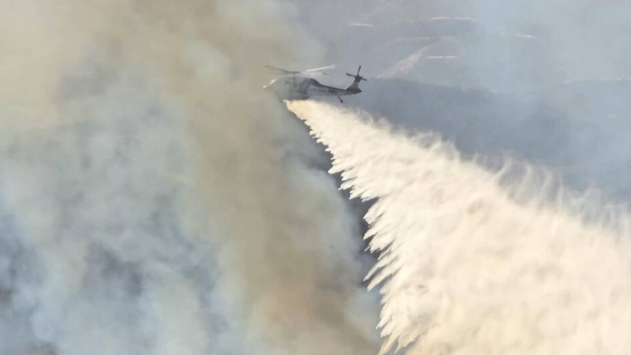 Las autoridades lograron detener el avance frontal del incendio Vista y retiraron las órdenes de evacuación tras alcanzar un 25% de contención. (ONSCENE.TV)
