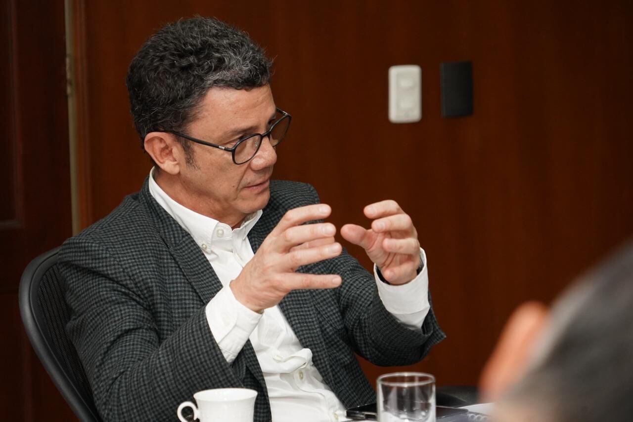 La Superintendencia de Sociedades en cabeza de Billy Escobar confirmó que la familia Serrano Liévano ejerce control sobre Mac Pollo y compañías relacionadas - crédito @SSociedades/X