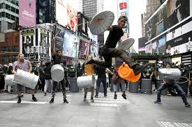 Colectivos de percusión urbana transforman contenedores y tapas metálicas en potentes espectáculos sonoros al aire libre.