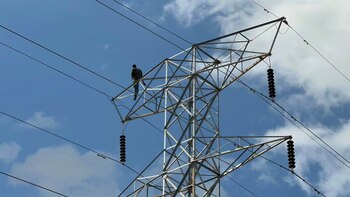 Hombre escaló torre eléctrica de