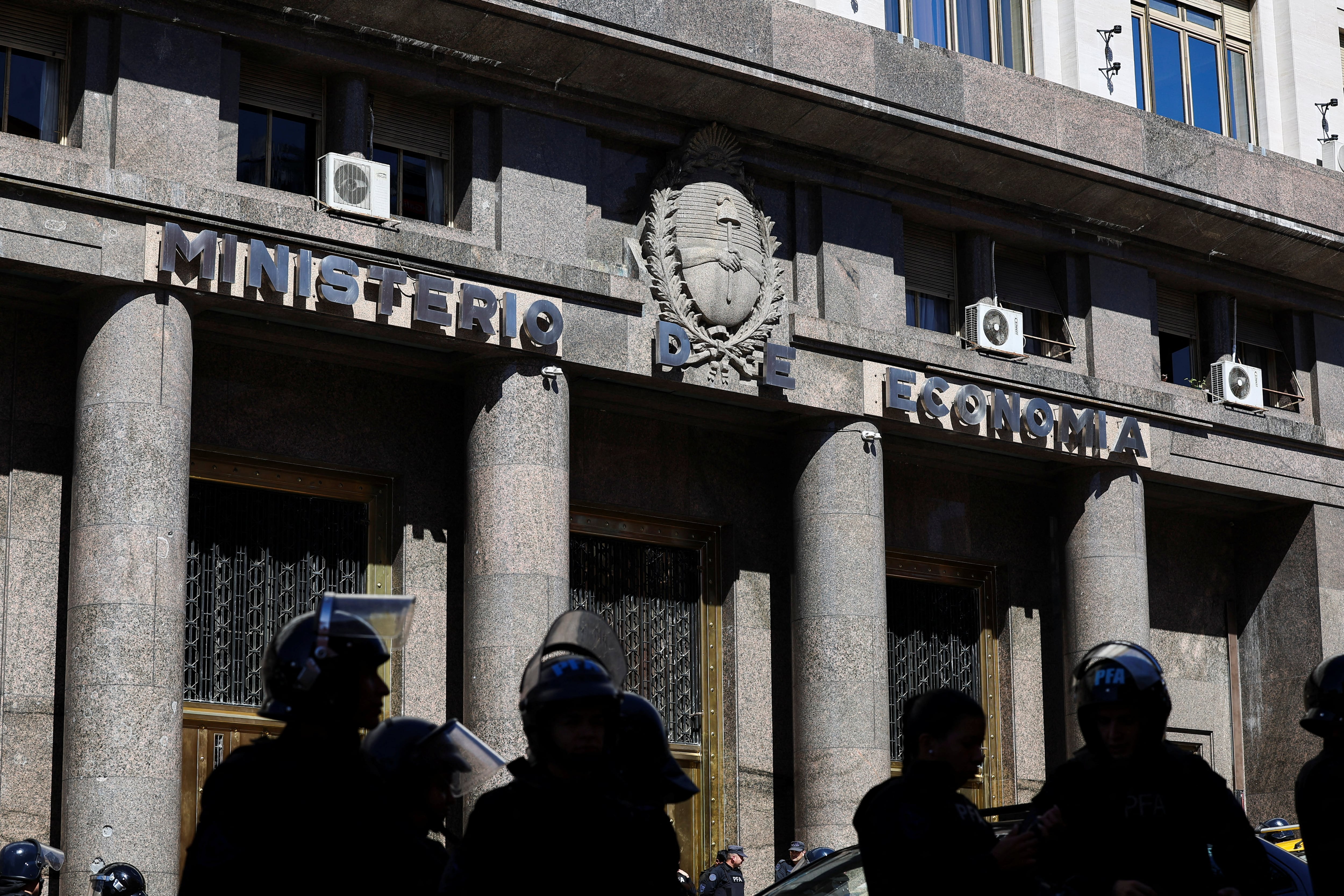 La política macroeconómica enfocada en el equilibrio fiscal y las políticas monetaria y cambiaria encaradas favorecen a algunos sectores y afecta a otros (Foto: Reuters)
