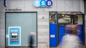 Sabadell cierra la venta de TSB a Santander por 3.300 millones y abonará el 'macrodividendo' el 29 de mayo