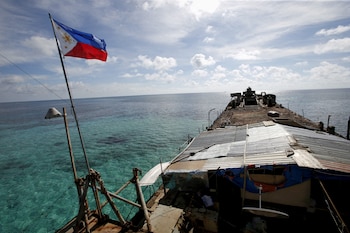 Una bandera filipina ondea en el BRP Sierra Madre, el buque encallado en 1999 en el disputado Second Thomas Shoal que China exige a Manila retirar (REUTERS/Erik De Castro/archivo)