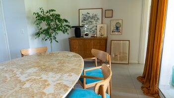 La mesa, con una tapa