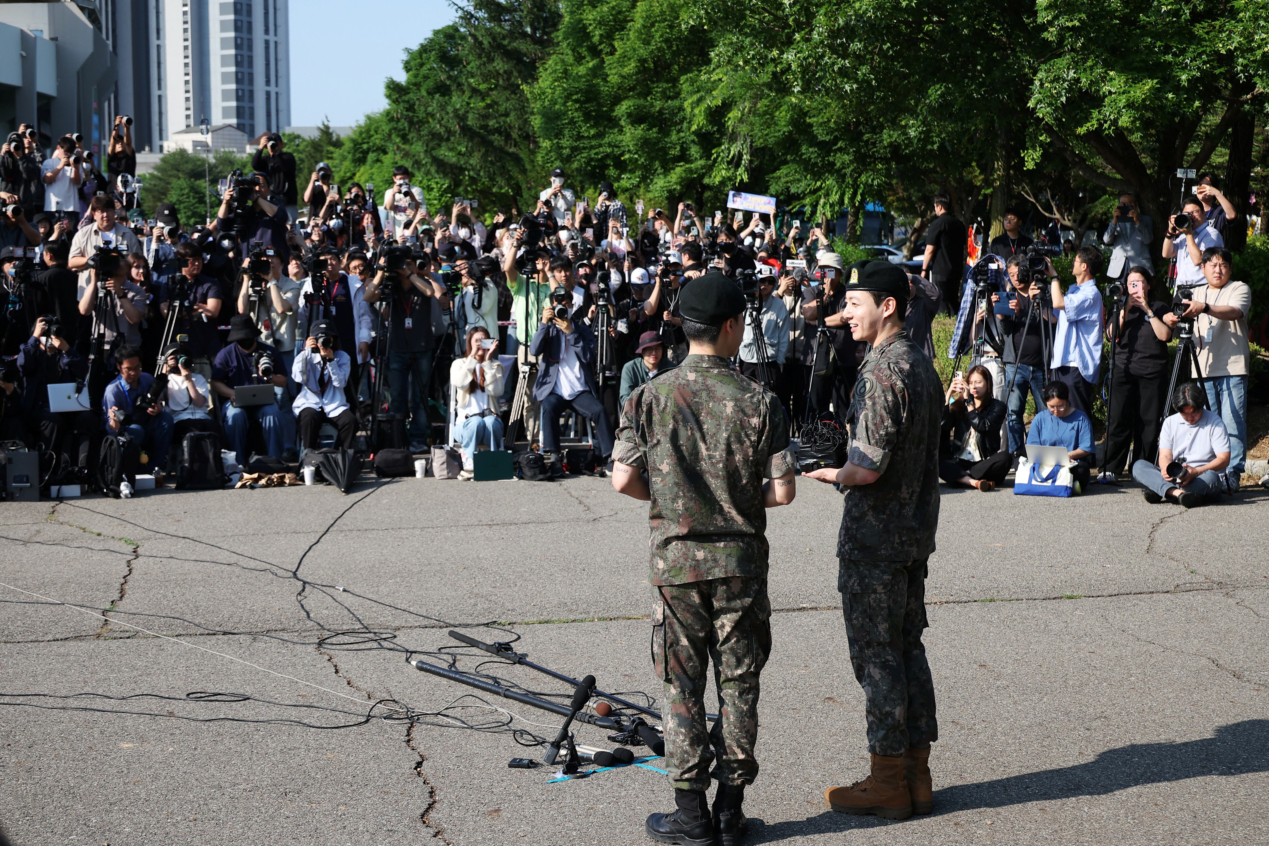 Los siete integrantes planean reunirse en 2025 después de celebrar su 12° aniversario con el BTS FESTA en junio (REUTERS/Kim Hong-Ji)