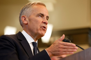 El primer ministro Mark Carney habla sobre la respuesta de Canadá a los nuevos aranceles de Estados Unidos, durante una conferencia de prensa en la sede del Parlamento, en Ottawa, Canadá, el sábado 22 de agosto de 2026. (Patrick Doyle/The Canadian Press vía AP)