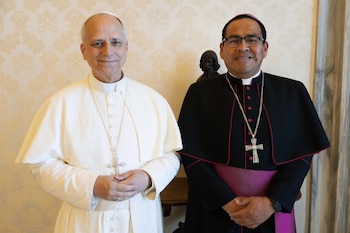 Monseñor Juan Carlos Asqui junto