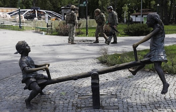 Militares recorren el parque y examinan los daños causados (REUTERS/Ricardo Moraes)
