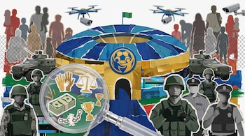 Esta ilustración conceptual tipo collage muestra un estadio de futbol estilizado rodeado de fuerzas de seguridad, drones y cámaras de vigilancia, con familias marginadas detrás de una valla, mientras una lupa revela iconos de dinero y derechos humanos. (Imagen Ilustrativa Infobae)