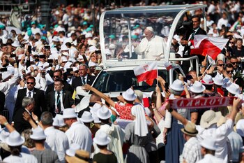 El Papa Francisco saluda a