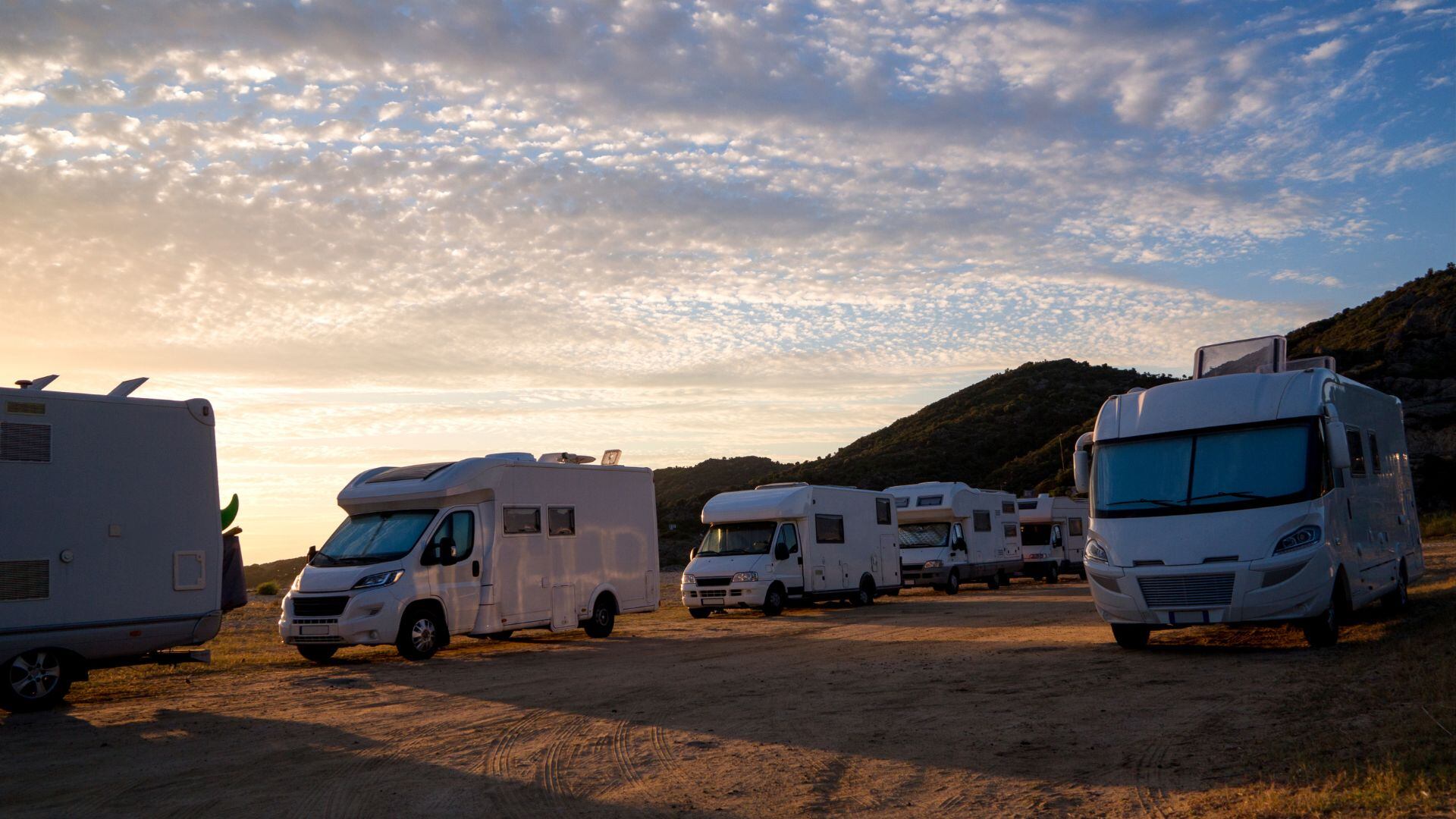 Varias autocaravanas realizan un viaje. (Canva)
