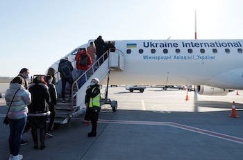 FOTO DE ARCHIVO: Pasajeros suben